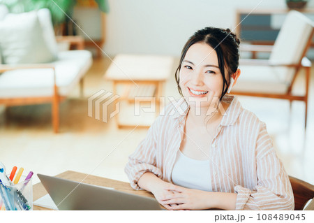 勉強をする大学生。 108489045