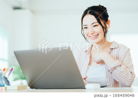 勉強をする大学生。 108489046