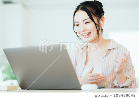 勉強をする大学生。 108489048