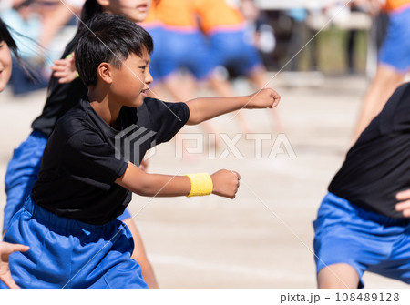 運動会でソーラン節を踊る小学生 108489128