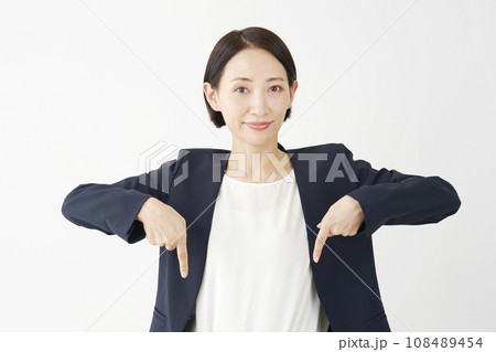 下を指差す中年のビジネスウーマン　白背景 108489454