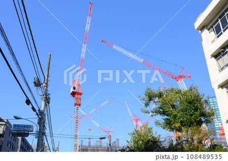 東京都内建築現場の大型クレーンの見える風景 東京都内建築現場の大型クレーンの見える風景 108489535