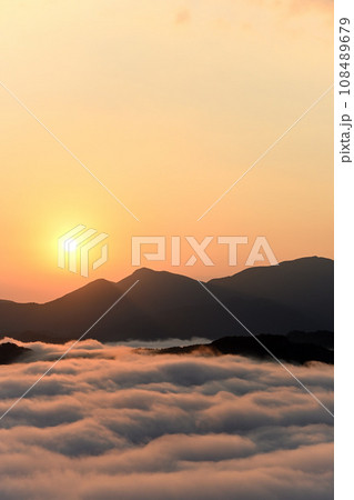 荒谷山の雲海と日の出 荒谷山の雲海と日の出 108489679