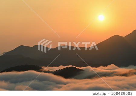 荒谷山の雲海と日の出 108489682