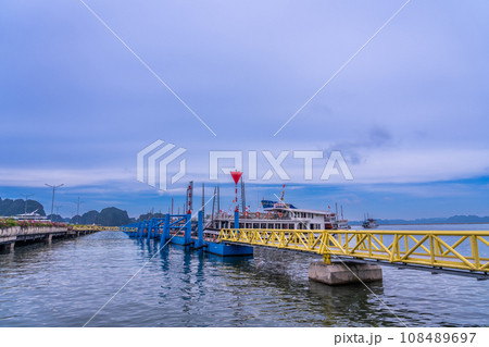 ベトナム　ハロン湾クルーズの船乗り場と桟橋 108489697