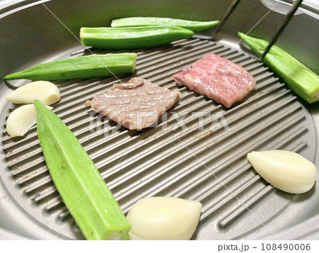 ホットプレートで焼く焼肉 写真素材 ホットプレートで焼く焼肉 写真素材 108490006