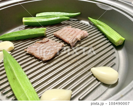 ホットプレートで焼く焼肉 写真素材 ホットプレートで焼く焼肉 写真素材 108490007
