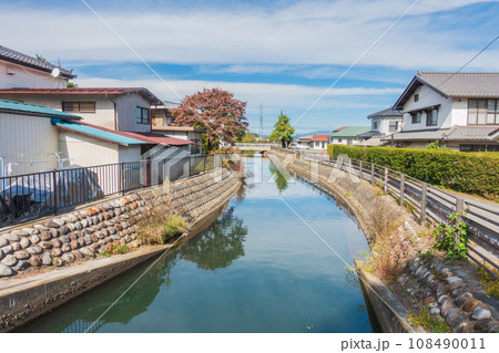市街地を流れる拾ヶ堰【安曇野市】 108490011