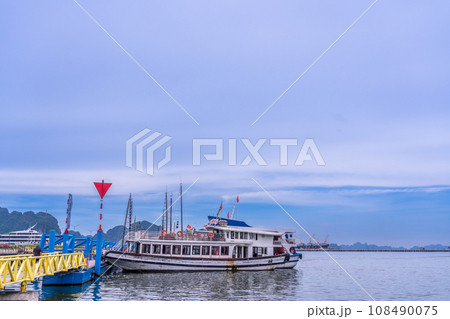 ベトナム ハロン湾クルーズの船乗り場と桟橋 ベトナム ハロン湾クルーズの船乗り場と桟橋 108490075