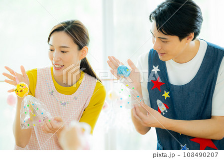 保育園でてるてる坊主を作る保育士 108490207