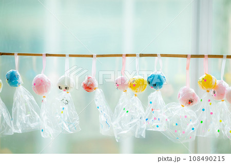 保育園でてるてる坊主を作る保育士 108490215