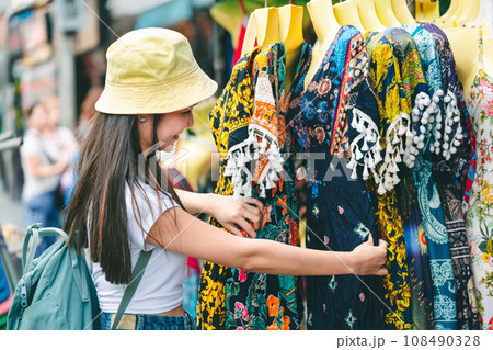 Traveler woman in shopping street market 108490328