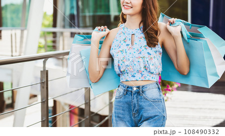 Shopping woman 108490332