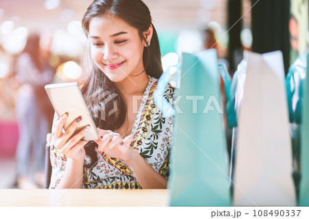 Shopping woman Shopping woman 108490337