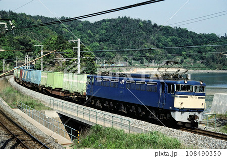 瀬戸内海をバックに走るEF65牽引の貨物列車 108490350