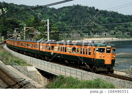 戸田〜富海間の海岸線を走る115系電車 戸田〜富海間の海岸線を走る115系電車 108490351