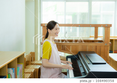 電子ピアノを弾く保育士 電子ピアノを弾く保育士 108490358