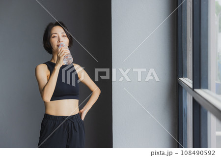 スポーツウェアの女性 108490592