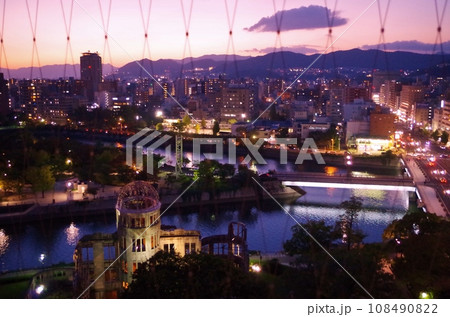 おりづるタワー展望台より　夕景と原爆ドーム 108490822