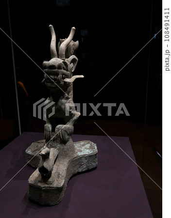 the monster sculpture in Sanxingdui culture 108491411