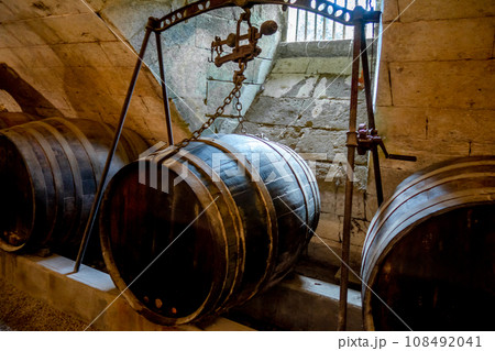 Barrels in a rustic wine cellar 108492041
