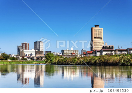 静岡県浜松市のアクトシタワーと中心とした中心街と馬込川 108492530