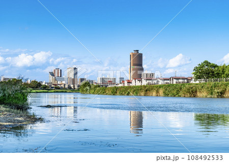 静岡県浜松市のアクトシタワーと中心とした中心街と馬込川 108492533