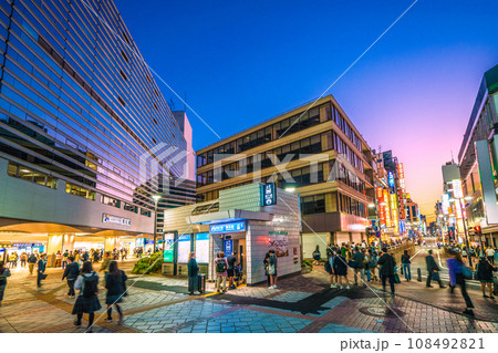 日本の横浜都市景観 11月。全国平均/7週連続減↓…横浜駅や横浜駅前パルナードSTなどを望む 108492821