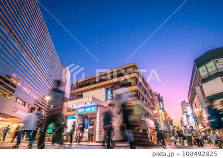 日本の横浜都市景観 11月。全国平均/7週連続減↓…横浜駅や横浜駅前パルナードSTなどを望む 日本の横浜都市景観 11月。全国平均/7週連続減↓…横浜駅や横浜駅前パルナードSTなどを望む 108492825