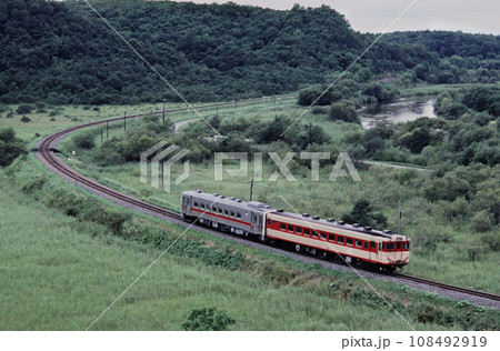 釧網本線細岡のカーブを走るキハ56 108492919