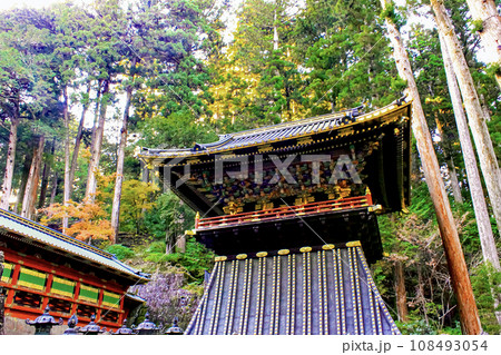 【栃木】秋の日光山輪王寺大猷院　夕暮れ時の夜叉門前の鐘楼 108493054