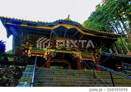 【栃木】秋の日光山輪王寺大猷院　夕暮れ時の夜叉門 108493056