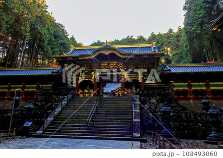 【栃木】秋の日光山輪王寺大猷院 夕暮れ時の夜叉門 【栃木】秋の日光山輪王寺大猷院 夕暮れ時の夜叉門 108493060