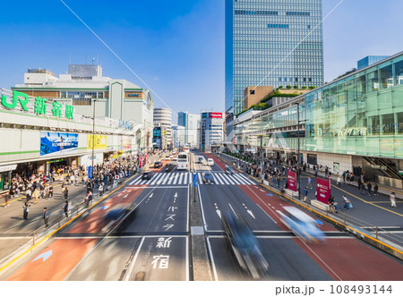 三連休初日の新宿駅南口 三連休初日の新宿駅南口 108493144