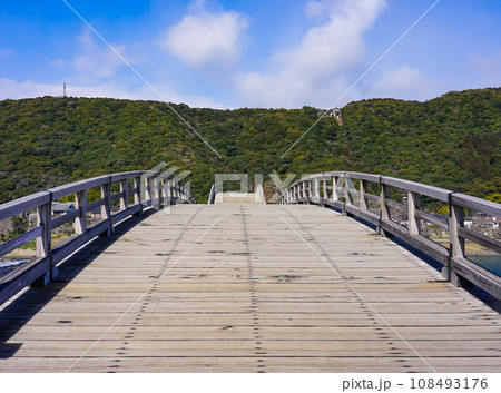 春の青空広がる錦帯橋 (山口県岩国市) 春の青空広がる錦帯橋 (山口県岩国市) 108493176