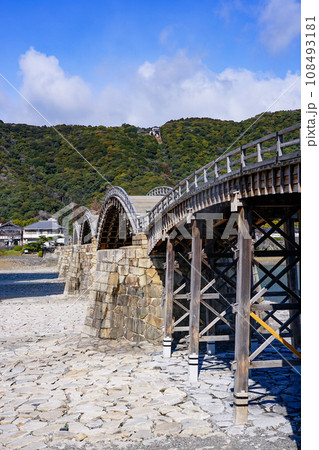 春の青空広がる錦帯橋 （山口県岩国市） 108493181