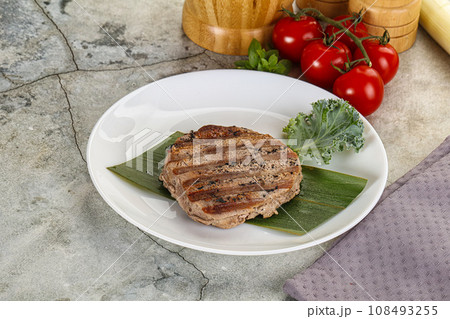 Grilled tuna medallion in the plate Grilled tuna medallion in the plate 108493255