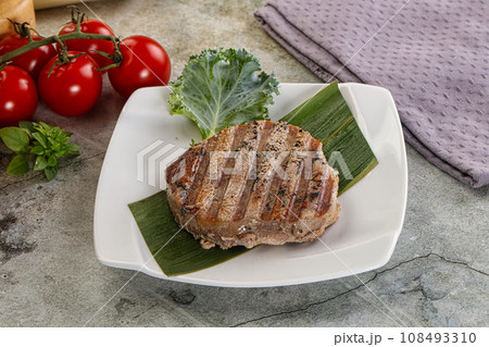 Grilled tuna medallion in the plate 108493310