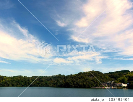 まだ秋は来ない初秋の一碧湖 108493404