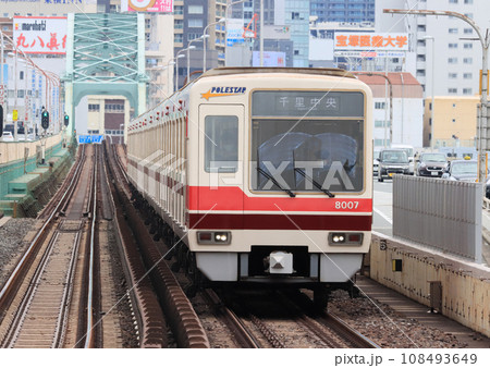 西中島南方駅付近を走る北大阪急行8000系電車 西中島南方駅付近を走る北大阪急行8000系電車 108493649