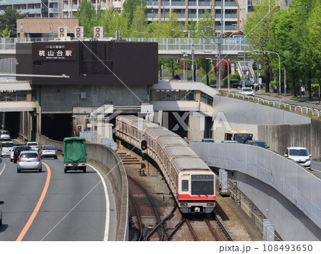 桃山台駅付近を走る北大阪急行8000系電車 桃山台駅付近を走る北大阪急行8000系電車 108493650