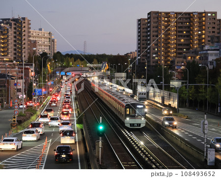 夕暮れの千里中央駅付近を走る北大阪急行9000系電車 108493652