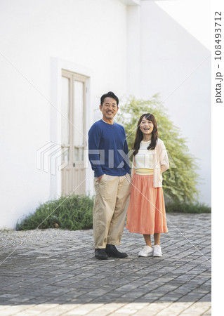 カメラ目線で笑顔の50代の夫婦 ポートレート カメラ目線で笑顔の50代の夫婦 ポートレート 108493712