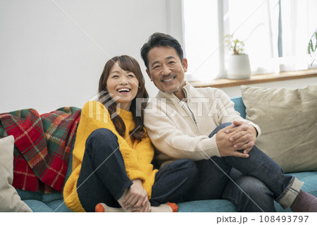 カメラ目線で笑顔の50代の夫婦 ポートレート カメラ目線で笑顔の50代の夫婦 ポートレート 108493797