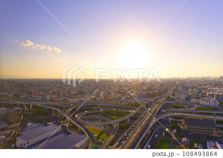 【大阪府】10月・青空の東大阪ジャンクションと街風景 【大阪府】10月・青空の東大阪ジャンクションと街風景 108493864