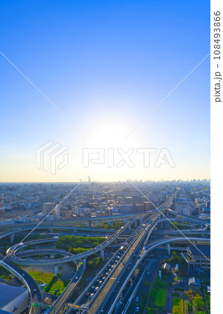 【大阪府】10月・青空の東大阪ジャンクションと街風景 108493866