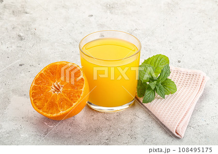 Fresh orange juice served mint 108495175
