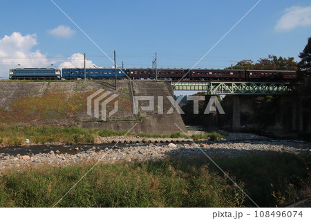 青空の中を走るEF65-501号機牽引のELぐんまよこかわ号_2023/10/28撮影 108496074