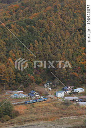 紅く燃える八ヶ岳のをゆっくりと走る小海線「HIGH RAIL 1375」号_2023/10/28撮影 108496075