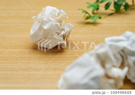 丸められた紙屑 丸められた紙屑 108496688